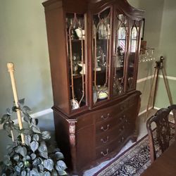 Beautiful wood China Cabinet/Hutch