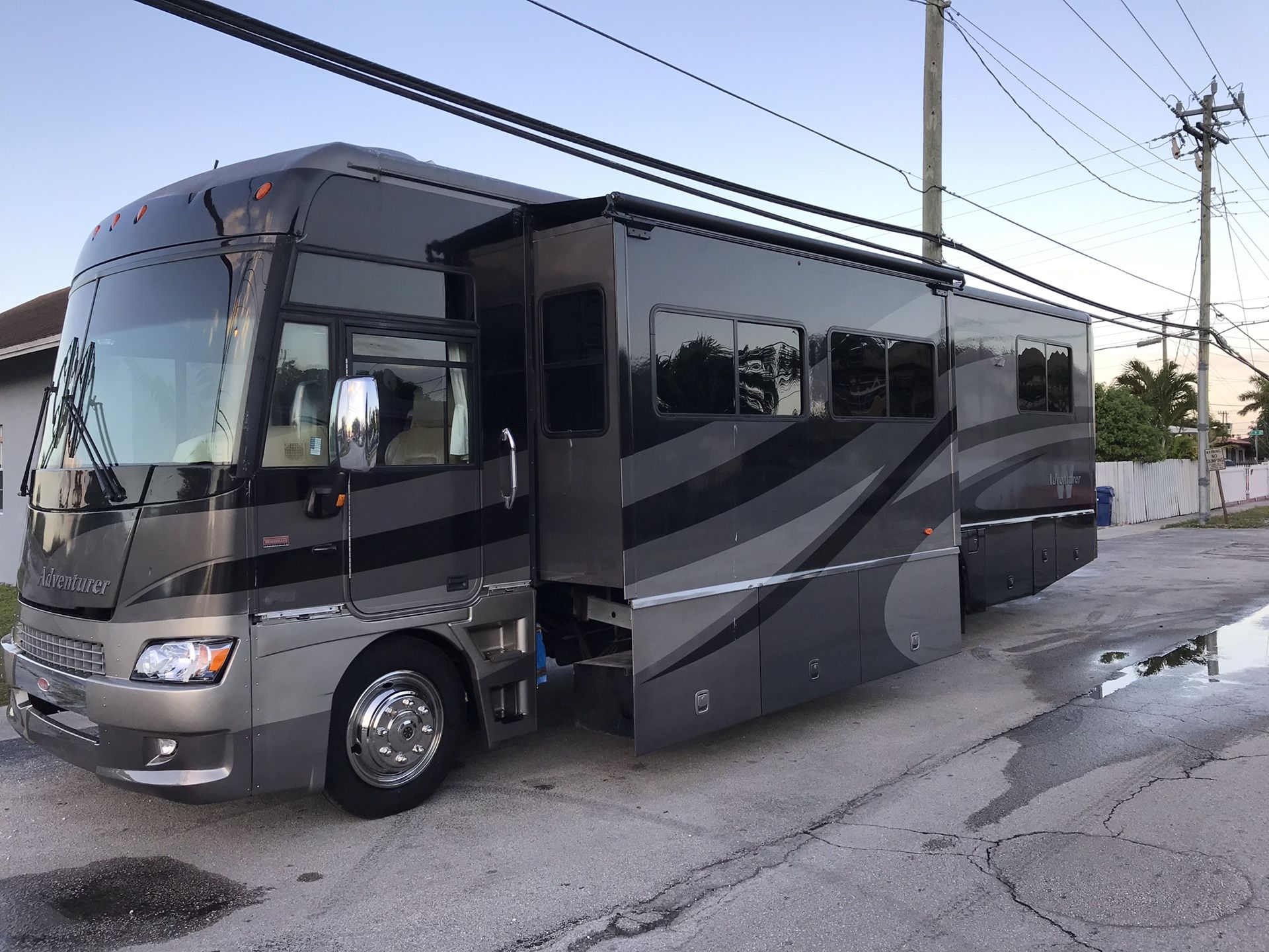 2007 Winnebago Adventurer 35L. Chevy chasis, fibergless roof, king bed