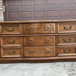 Royale Oak by Vaughan Bassett Furniture Solid wood 9-drawer dresser