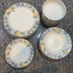 🍋 Mikasa Garden Harvest Dinnerware Set – 20 Pieces – $20 OBO