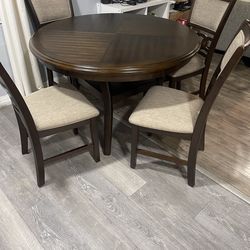 BEAUTIFUL TABLE 4 CHAIRS EXCELLENT CONDITION