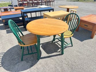 Table with 2 chairs