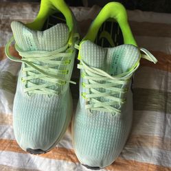 Nike Tennis  Unixes Size 9 in Good  Condition. Cash Only.45 South And Telephone Rd 