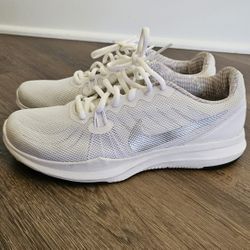 Woman's Nike Shoes (Size 7)