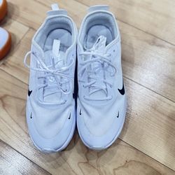 Women Nike shoes size 7