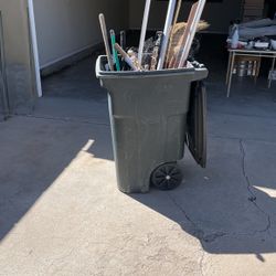 Trash Bin (Toter) 32 Gallon 