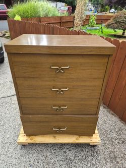 ⭐Vintage MCM 4 DRAWER CHEST DRESSER!