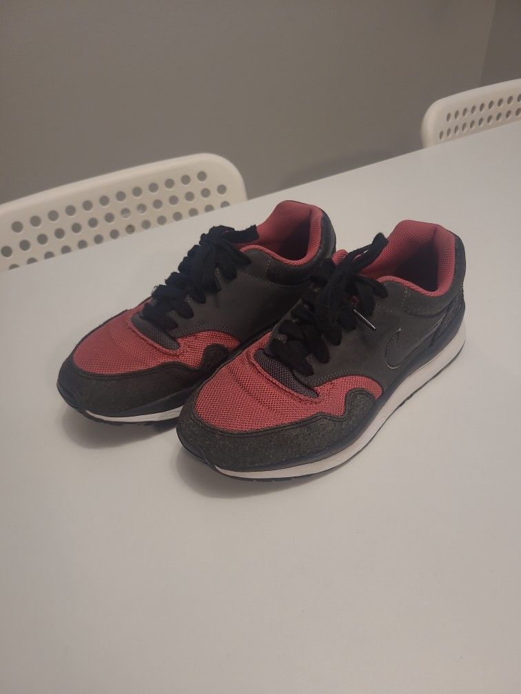 Men's Nike Air Safari Pink/grey Size 8