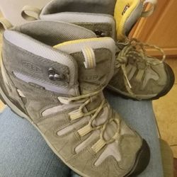 WOMAN'S 8.5 KEEN ZORB GREY & LITE GREY, LITTLE BIT OF YELLOW 