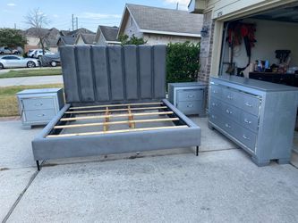 Modern Gray King Bedroom Set, 4 Pieces, Crown Mark.