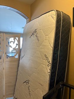 Twin mattress with frame 14’