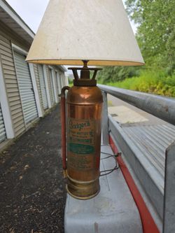 Lamp fire extinguisher