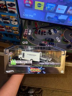 Hot Wheels Back to the Future Twin Pines Mall Set (sealed