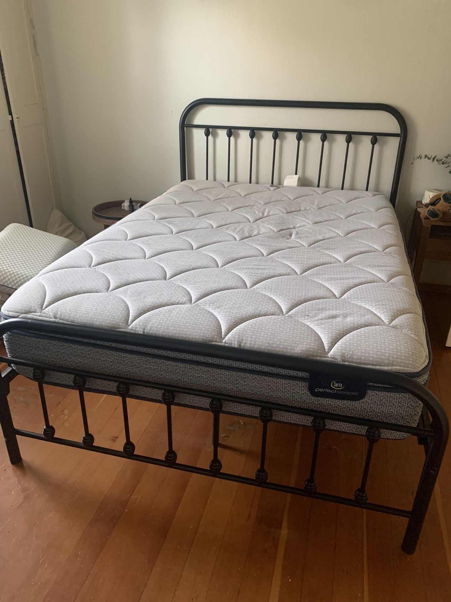 Full Size Black Metal Frame Bed & Mattress