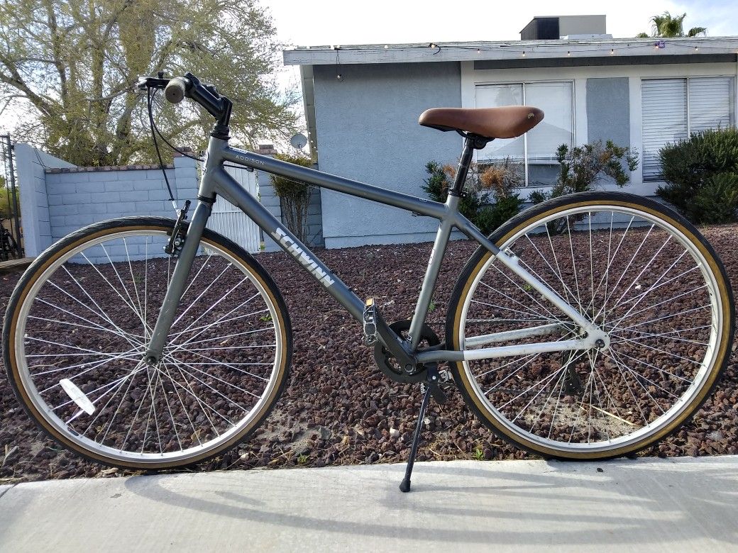 Schwinn Addison Hybrid City Bike 700c 28