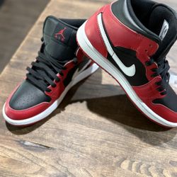 Jordan 1 Mids Size 7.5