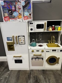 Play Kitchen (with Play Food)