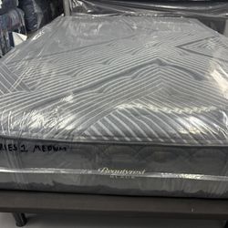 QUEEN SIZE SIMMONS BEAUTYREST BLACK SERIES 1 (MEDIUM) MATTRESS & BOX SPRING BED SET