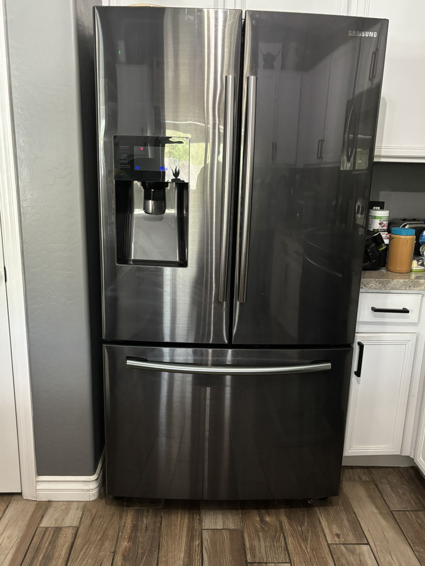 4 Piece Samsung Appliance Pending Sale. Washer And Dryer Still Available. 6 Pieces Matching Kitchen And Laundry Appliances!!!