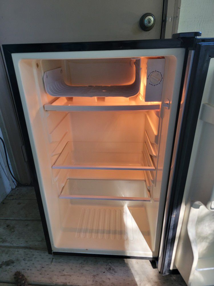 Magic Chef Minifridge + Freezer, 3.1 ft for Sale in Boise, ID - OfferUp