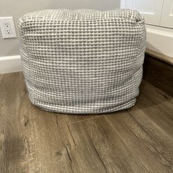 Footstool pouf/ottoman