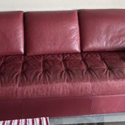 Leather Couch & Recliner.Sofá de cuero y sillón reclinable a juego. Sofa ak fotèy reclinable an kwi ki asòti