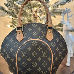 Authentic Louis Vuitton Purse In Great Condition