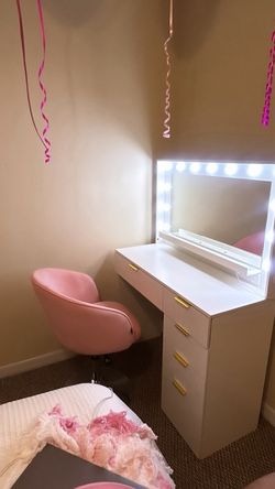 Vanity Desk with Chair – Like New
