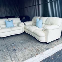 Elegant Upscale Natuzzi Italian Leather Coastal Sofa and Loveseat Set