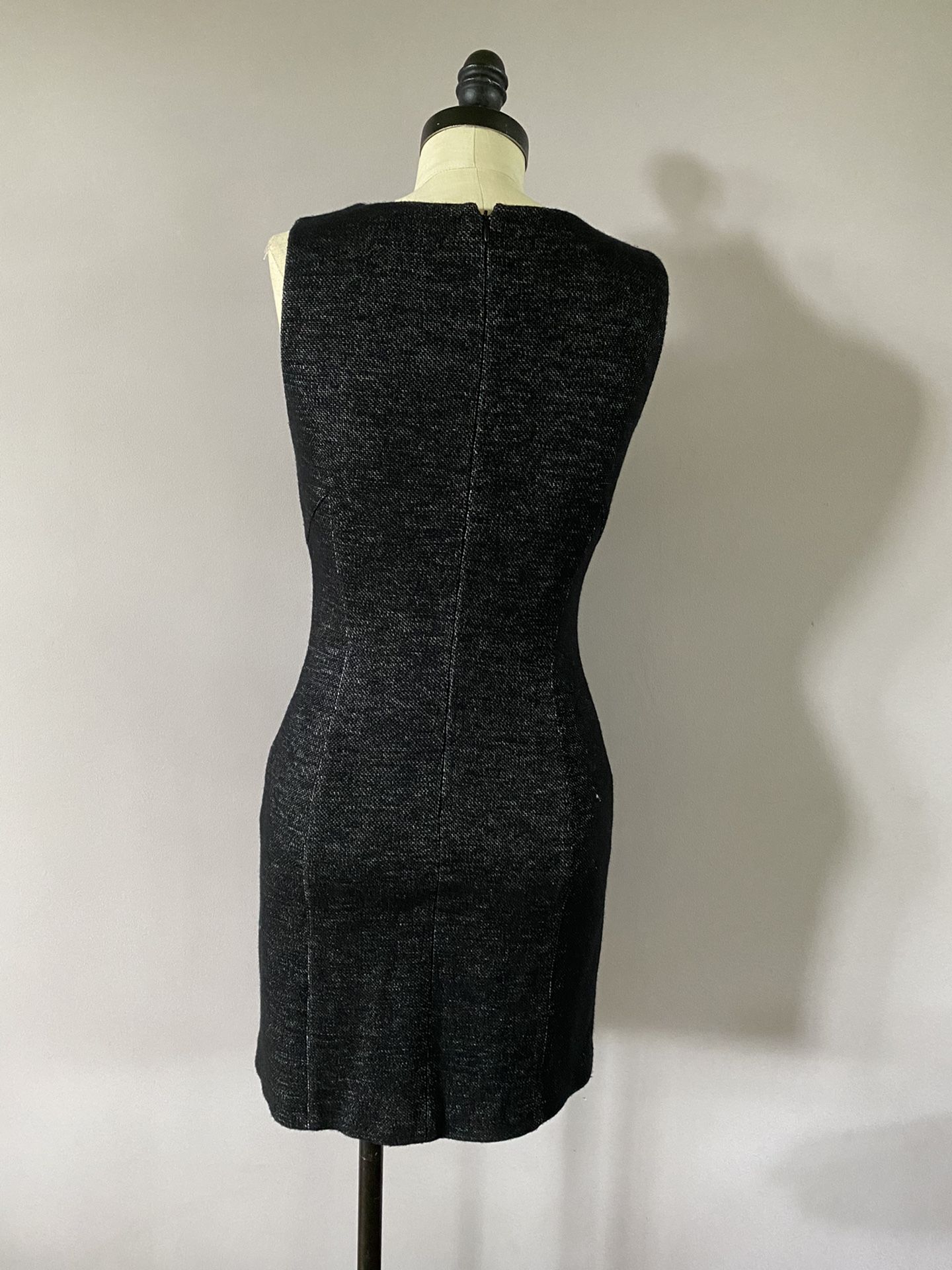 Theory fitted wool and cotton lined dress size 2. Excellent condition. Dresses