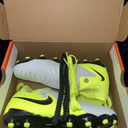 Brand New In Box Neon Yellow Nike JR Phantom Luna II Cleats (Size 5Y)