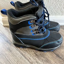Boys size 1 winter boots by Totes