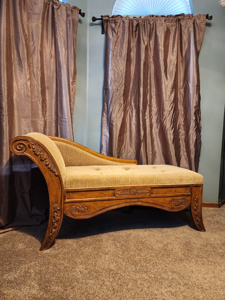 Beautiful Vintage Victorian Fainting Couch / Chaise Lounge with Ornate Craved Wood Detail.