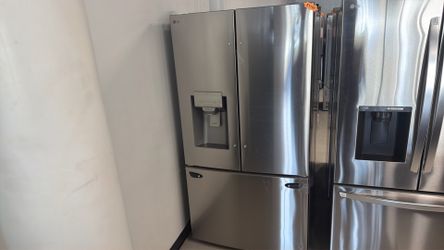 Lg refrigerator 3-door with water and ice dispenser‼️