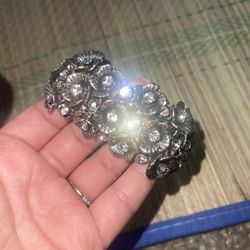 WESTERN SILVER BLACK FLORAL AND RHINESTONE STRETCHABLE BRACELET