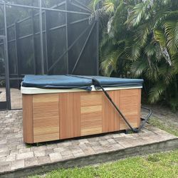 Outdoor Jacuzzi / Hot Tub – Good Condition!