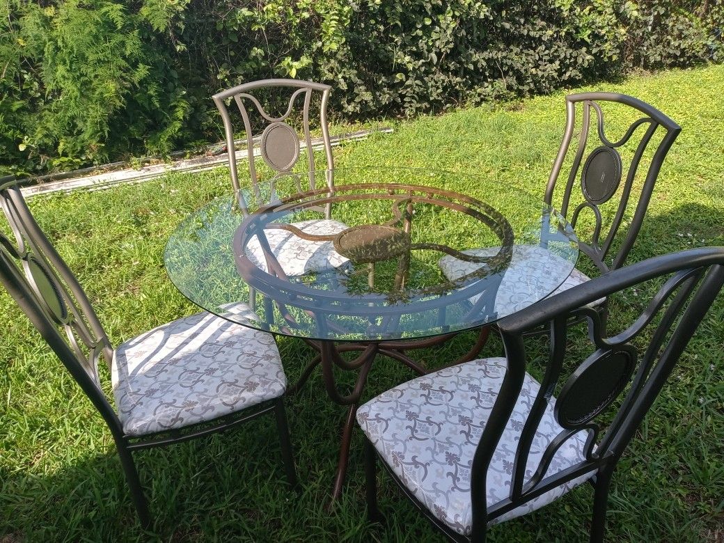Outdoor/Indoor Round Glass Table and Chairs