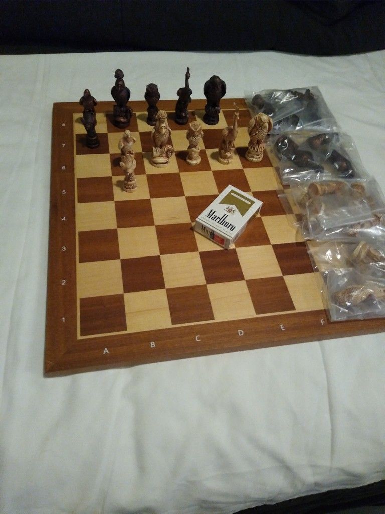 Chess Set (Blade Runner Replica)