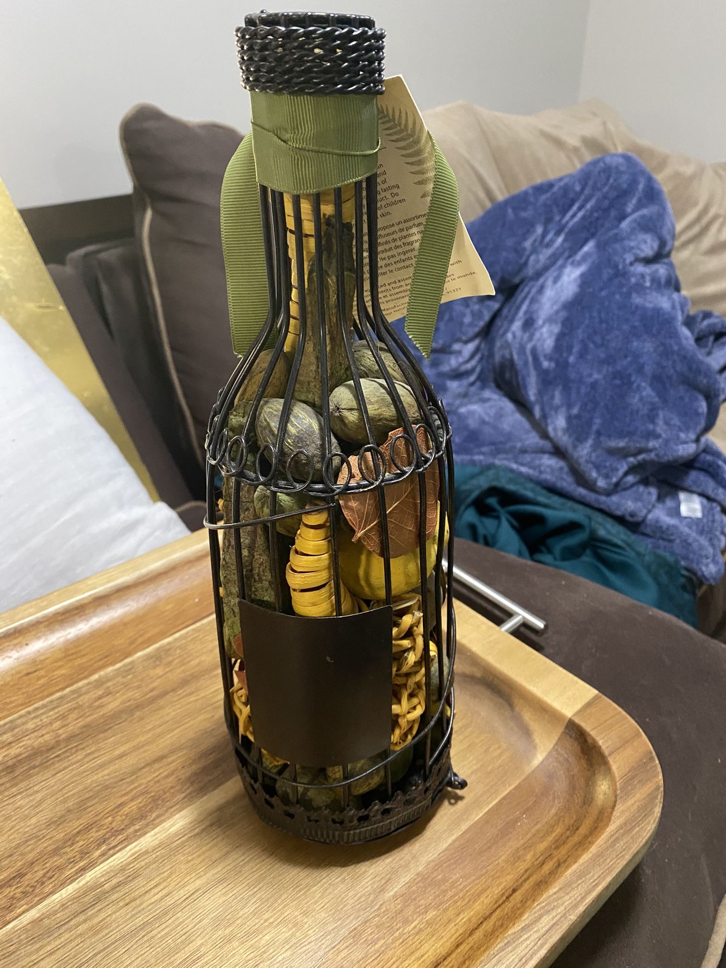Brand New Decoration Wire Wine Bottle With Accent Pieces Inside