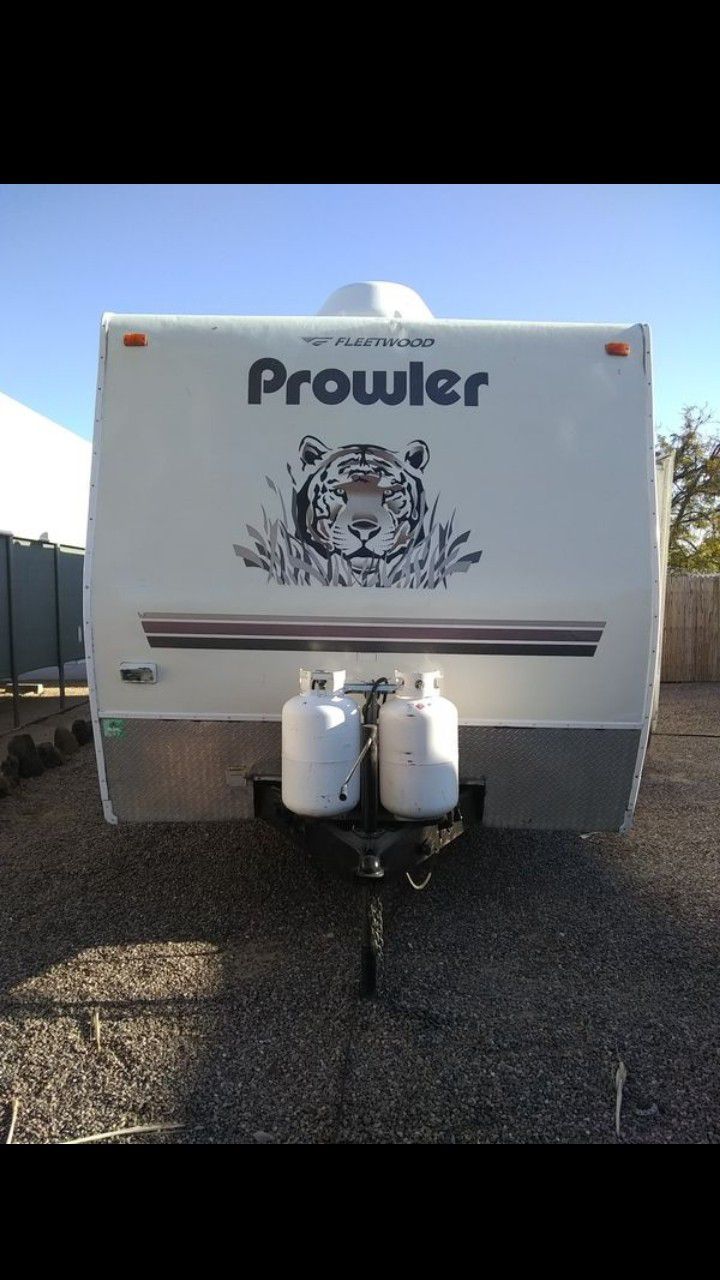2005 Prowler 34 ft travel trailer Bunkhouse with large slide sleeps up to 10