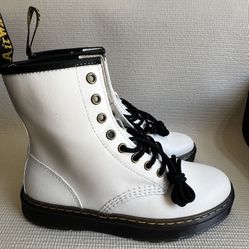 New- Dr Marten Boots  Women’s Size 8, Mens Size 7