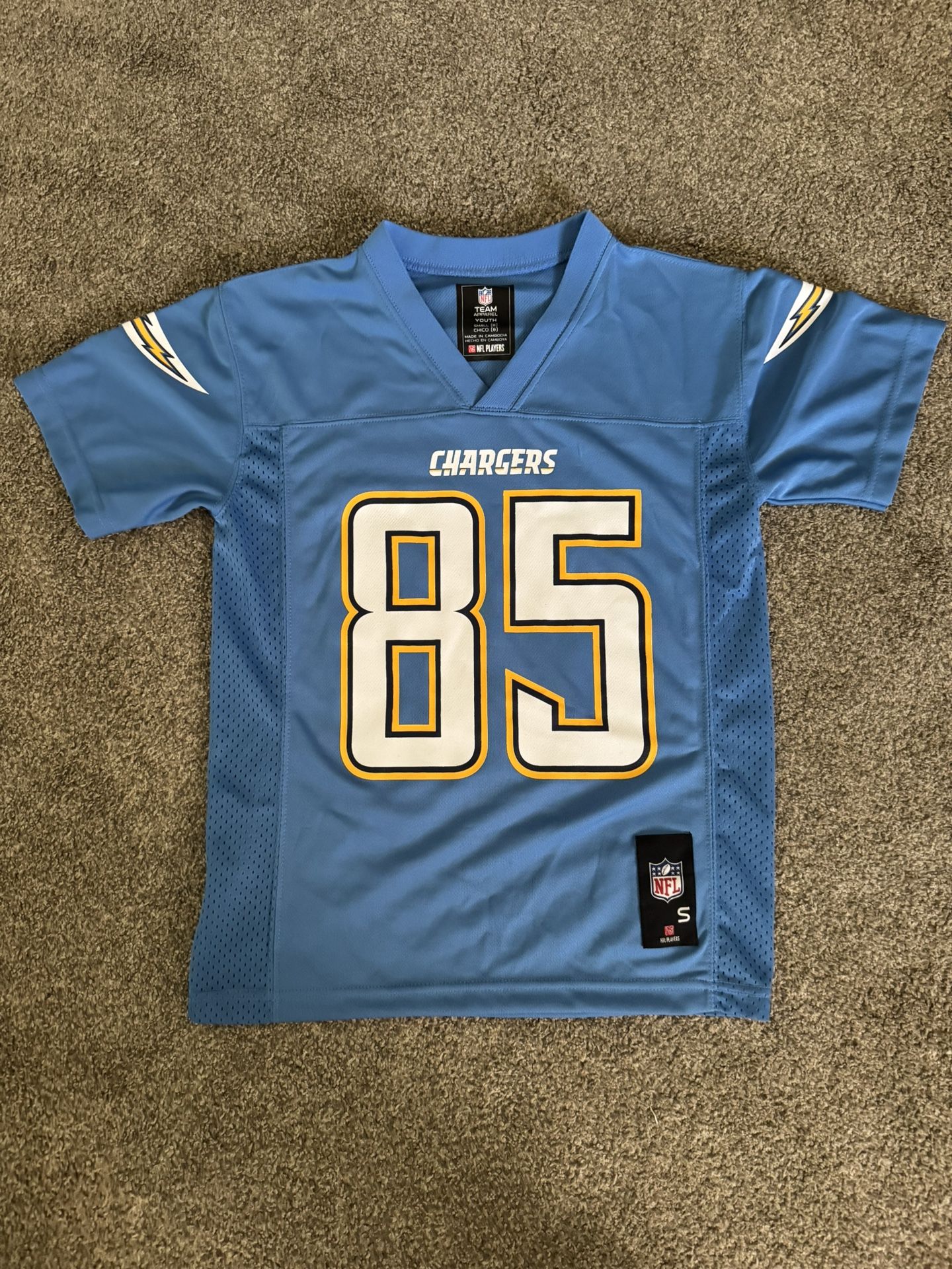 Antonio Gate #85 Chargers Jersey In great condition Youth size Small (8)