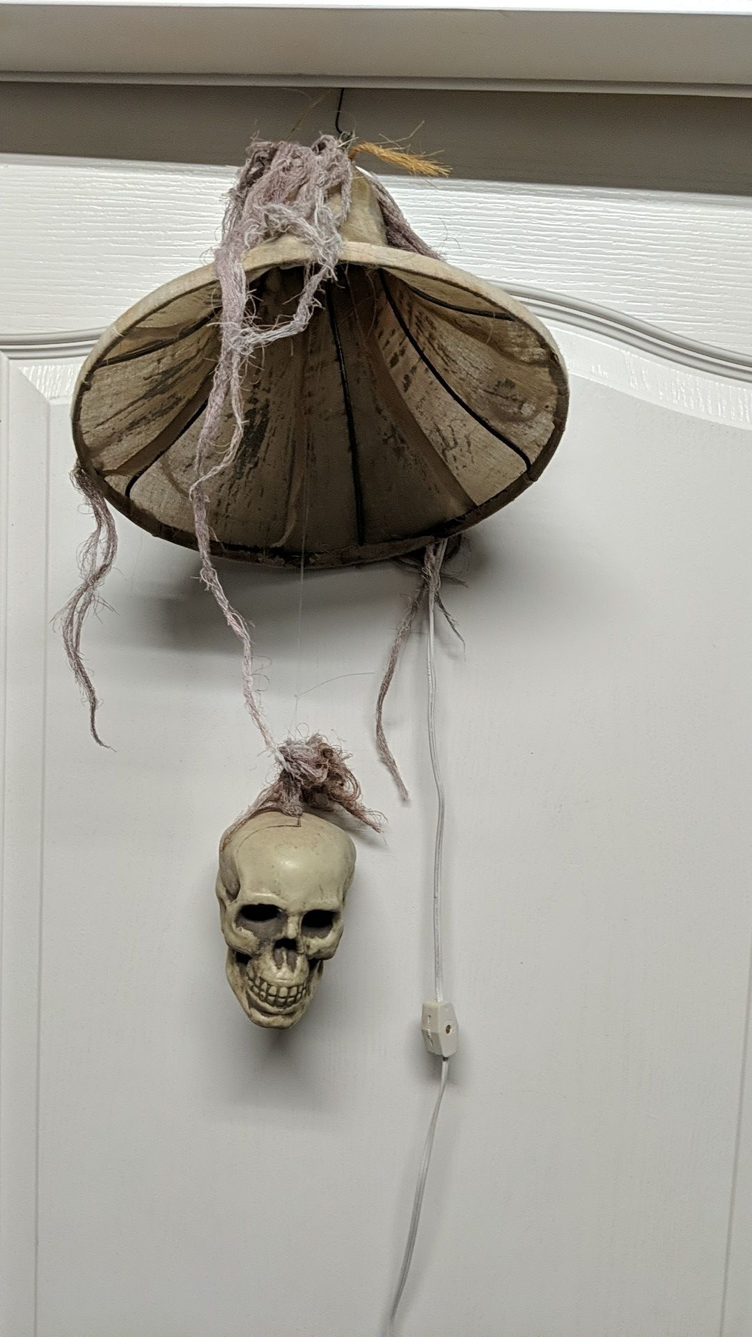 Halloween hanging lamp with skull