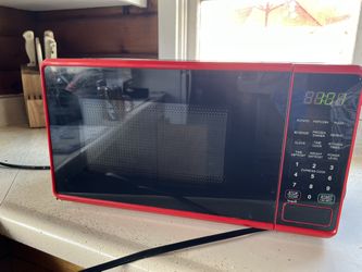 Mainstays 0.7 Cu ft Countertop Microwave Oven, 700 Watts, Red