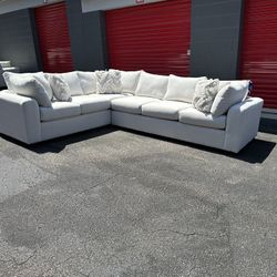 Beautiful brand new! Lilou Winter Hughes furniture sectional sofa Delivery available!🚛 
