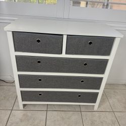 🛋️✨ NEW - Modern 5-Drawer Storage Dresser – White/Gray ✨🛋️
