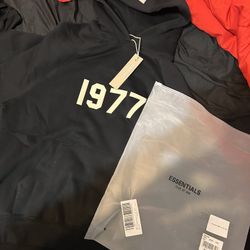 1977 Essential Black Hoodie 