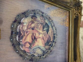 Antique dimensional framed medallion