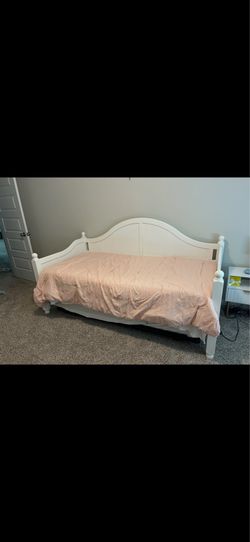 White day bed with trundle