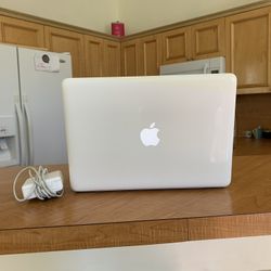 Apple MacBook Laptop 